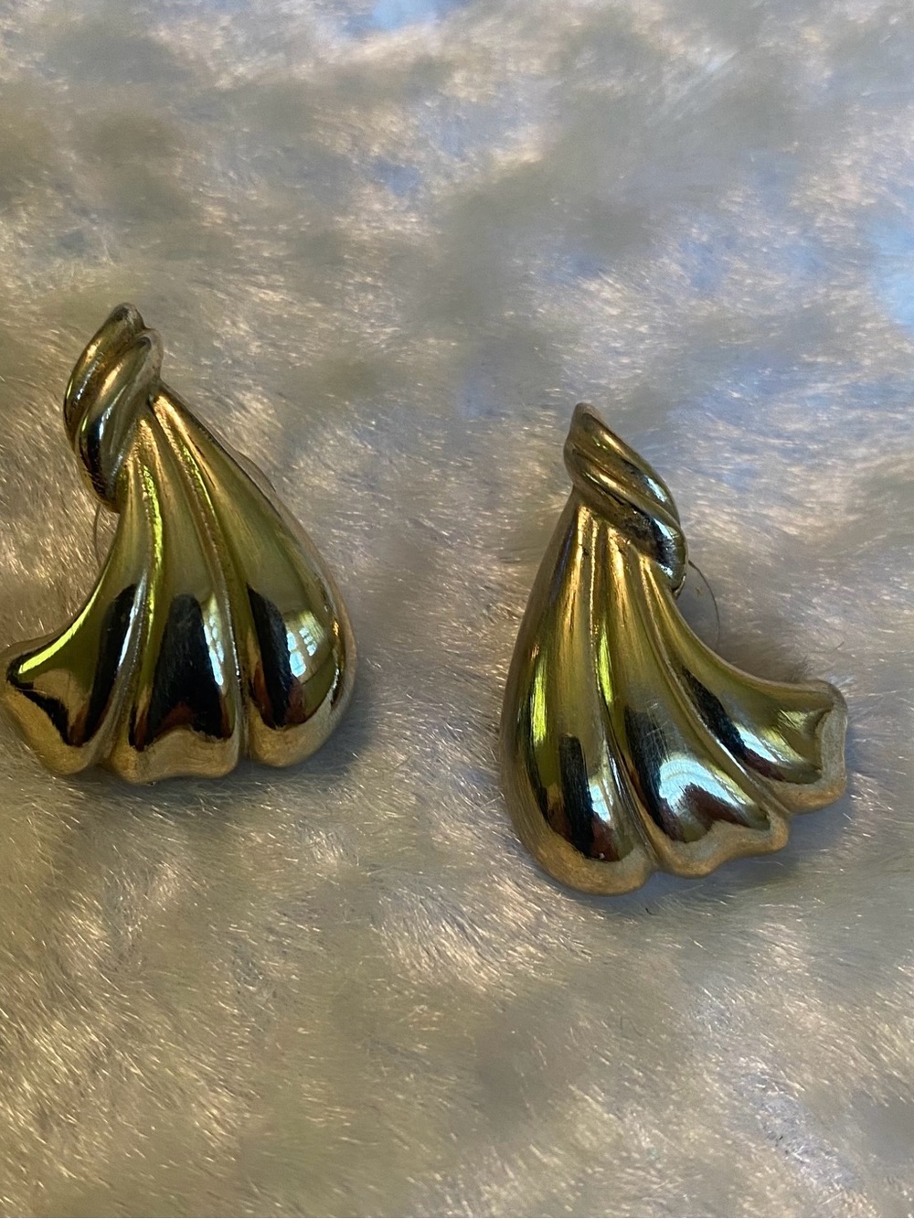 🍀VTG Gold Tone Fan Clip Earrings